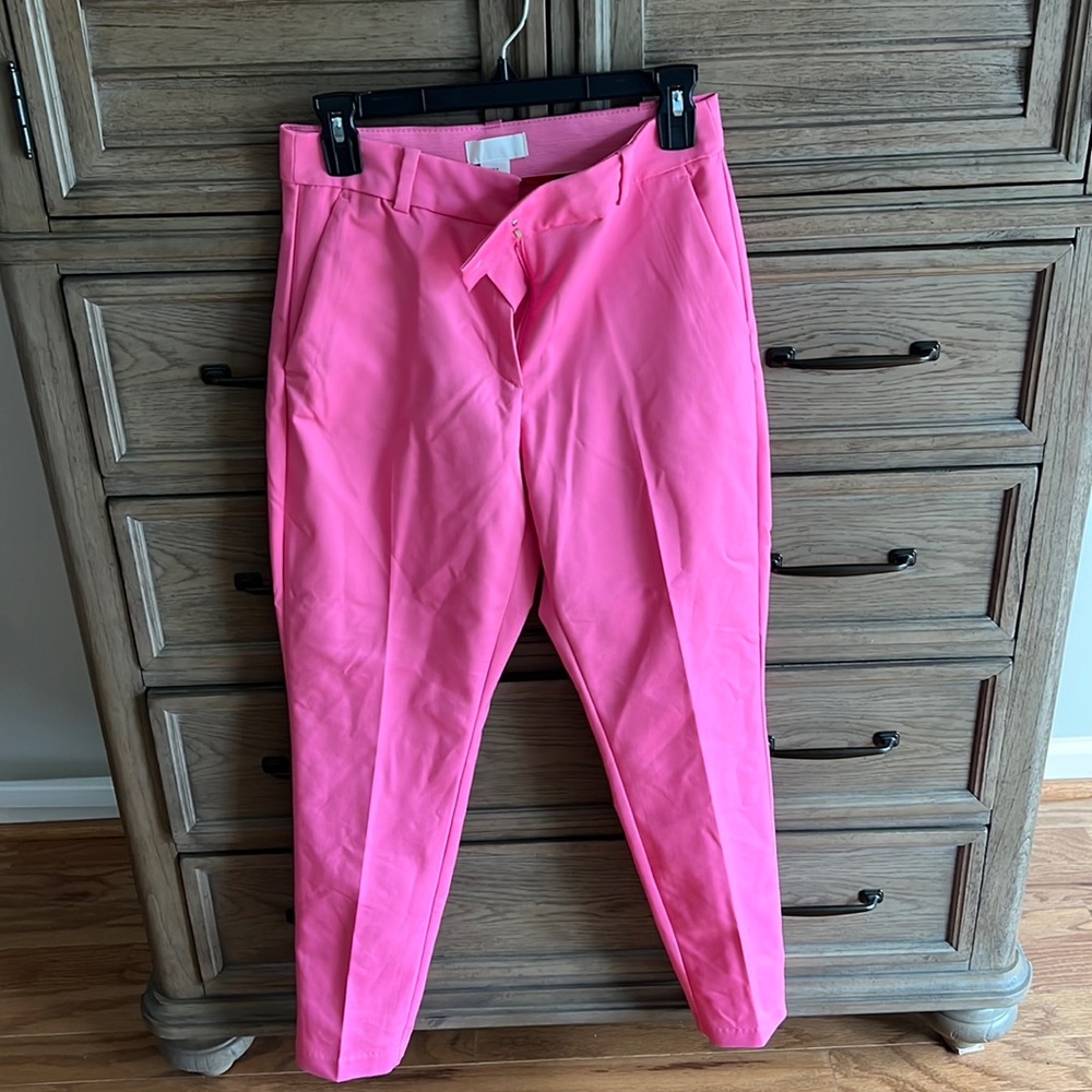 Cute pink ankle trousers.
